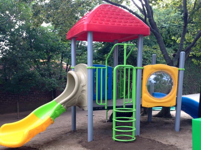 In a joyful corner of South Africa, a new playground project has transformed the outdoor space of a local kindergarten into a vibrant hub for learning through play. This exciting initiative includes a large, multi-functional kindergarten playset as well as several smaller toddler-friendly play structures, creating an inclusive and developmentally supportive environment for young children.