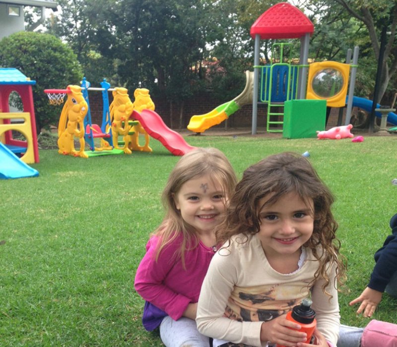 In a joyful corner of South Africa, a new playground project has transformed the outdoor space of a local kindergarten into a vibrant hub for learning through play. This exciting initiative includes a large, multi-functional kindergarten playset as well as several smaller toddler-friendly play structures, creating an inclusive and developmentally supportive environment for young children.