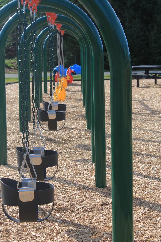 The smooth curves of the arches swing support create a playful yet sturdy structure, inviting both fun and safety.